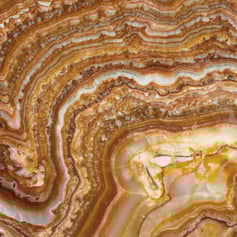 Oranžinis oniksas su ryškiomis gyslomis