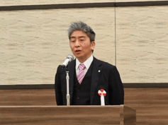 開式・閉式の辞を述べる清水事務局長
