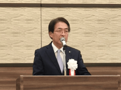 主催者挨拶を述べる佐賀支部長