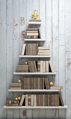 Regal mit Büchern in Form eines Weihnachtsbaums