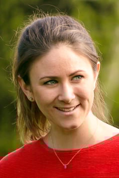 Ein Portraitfoto von Johanna Penninger, Physiotherapeutin in Graz. Das Foto wurde im Grünen aufgenommen. Sie schaut nicht direkt in die Kamera sonden leicht an der Kamera vorbei, was einen sympathischen Eindruck hinterlässt.