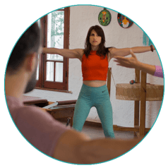 Micaela realiza postura de bioenergetica