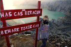 Siro mit Gasmaske beim Ijen-Krater