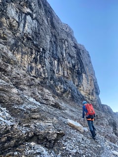 Auf steilem Pfad mit anschliessendem Klettern...
