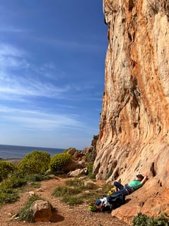 2022/03: Kletterpause an den warmen Felsen von San Vito lo Campo (IT/Sizilien)