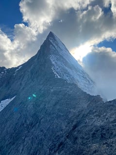 Der exzellente Hüttenblick auf den Mittellegi-Grat mit dem Gipfel des Eigers.