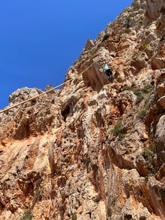 Perfekter, griffiger, ja schon fast scharfkantiger Fels!