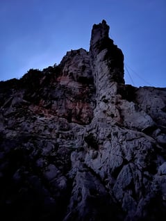 Endlich an der Abseilstelle. Es dunkelt schon. Rechts befinden sich weitere verhängte und zurückgelassene Seile in der Wand. Unsere würden folgen.