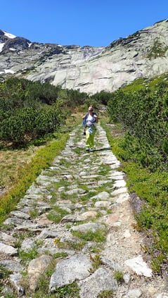 Rückkehr zum Parkplatz auf alten Säumerwegen.