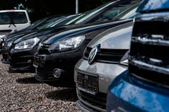 Fahrzeuge, fotografiert auf Kühlergrillhöhe 