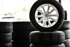 Autoreifen auf einem Stapel geschlichtet