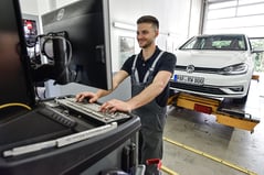 Männlicher Mechatroniker wertet Messdaten aus