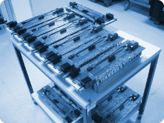 Fertig montierte elektronische Baugruppen auf einem Transportwagen