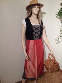 Bäuerin/ Marktfrau, ca. Gr. M, Fr.37.- Hut Fr.4.-