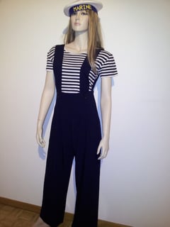 Matrosin, ca-Gr.36,Hose Fr.14.- Shirt Fr.6.- Cap Fr.6.-