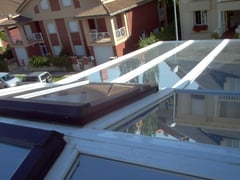 Ventana velux en techo de cristal