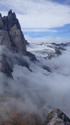 Siehst Du den Mann ganz rechts unten?