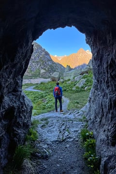 Der Wanderweg führt durch einen Bergstollen.