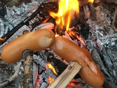 ...über dem Feuer bräteln und den Sonnenuntergang bei einem Bierchen geniessen.