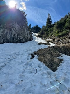 Die schneegefüllte Rinne hoch zum Sattel.