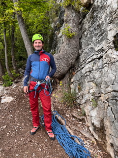 Olli, im neu gekauften Kletteroutfit