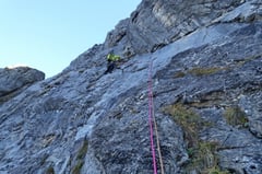 Olli in der 1. SL. Es ist noch kalt für eine 5b ;-)