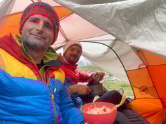 Gegessen wird im Zelt. Zu kalt ist es draussen geworden.