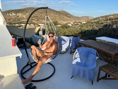 Apéro-Time auf der Terrasse des Maison Shiro Villa