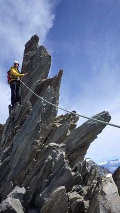 und Dominik kämpft sich über einen spitzigen Gendarm.