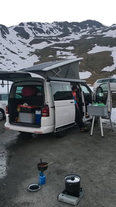 Windiges, feutchtkaltes Abendessen auf dem Furkapass.