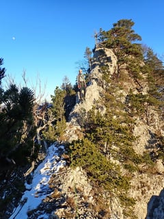 Der Mond geht auf die Sonne unter.