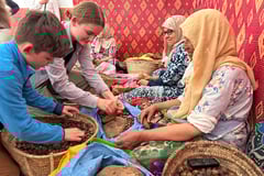 Die Arganfrüchte werden mit einem Stein gespalten.