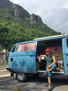 Zurück beim Bus. Im Hintergrund die dunkeln Felswände.