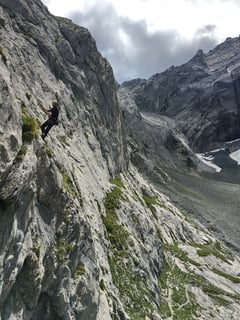 Dominik beim Abseilen oberhalb des Felsausbruchs.