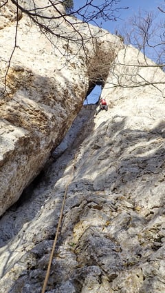 Mit Bergschuhen in der Route "Horror Vakui" (5b)