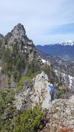 Tanja unterhalb des Gipfelkreuzes.