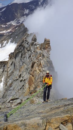Nach dem Abseilen am Gipfelkreuz...