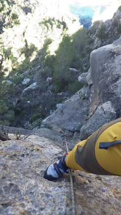 Tief unten das Meer.