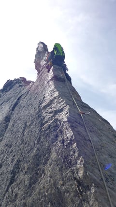 Olli rutscht das "Ross" hoch...