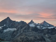 Das Abendrot umgibt die Gipfel im Val d’Anniviers.