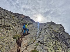 Klettersteigmässige Absicherung zu Beginn.