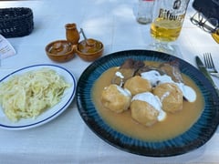 Währschaftes: Rehschnitzel, Knödel und Krautsalat