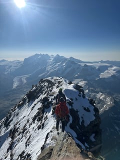 Auf dem Abstieg vom Gipfel. Gratpassage mit garantiertem, beidseitigem Tiefblick!