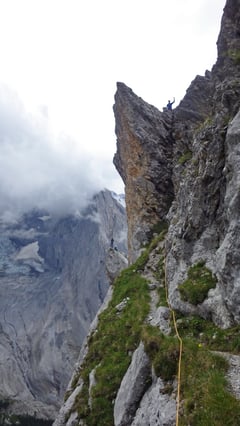 Abstieg vom Gipfel hinunter zur Scharte.