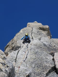 Beim Klettern mit Bergschuhen wird der 5. Grad...