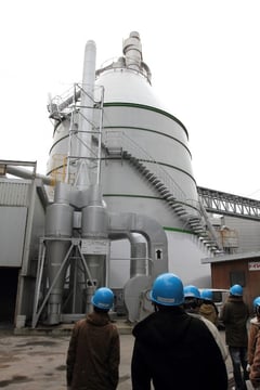 銘建工業のバイオマス発電施設を見学する「バイオマスツアー真庭」の参加者