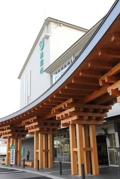 2011年に完成した市役所庁舎では、チップ・ペレットボイラーや太陽光発電を導入