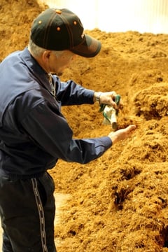 「真庭バイオマス集積基地」にはおがくずや樹皮が分別されて集積される