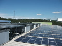 春日井工場屋上に設置された太陽光発電装置