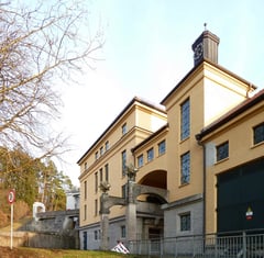 Das Wasserkraftwerk Mühltal mit Uhrturm